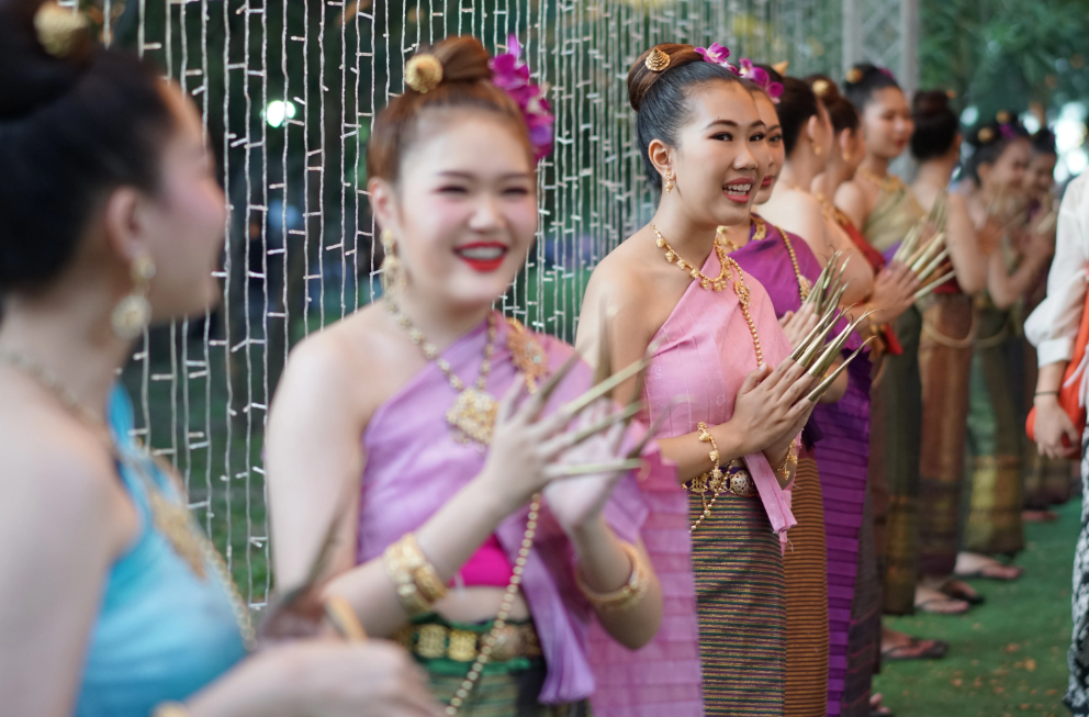 エントランスでは、タイ衣装を纏ったスタッフがお出迎え。