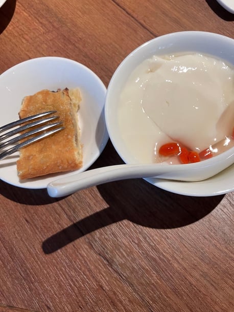 デザートの豆花とあんこパイ