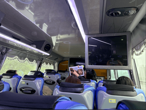 バス車内ガイドさんの説明　TW