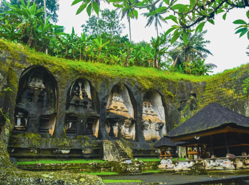 バリ島世界文化遺産・ティルタエンプル寺院とグヌンカウィ遺跡