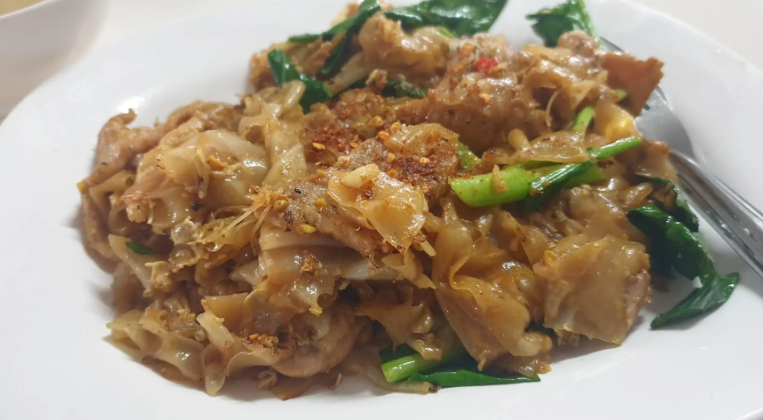 中華料理の影響を受けた炒め麺料理のひとつ。タイ料理店でも人気メニューの１つです。 基本は、センヤイ（幅広麺）又はセンミー（極細麺）とカイラン、卵、お肉を炒めます。調味料は甘口黒醤油、ナムプラー、砂糖を使用します。美味しい味付けのコツは、強火で炒めること。とてもおいしくなります。