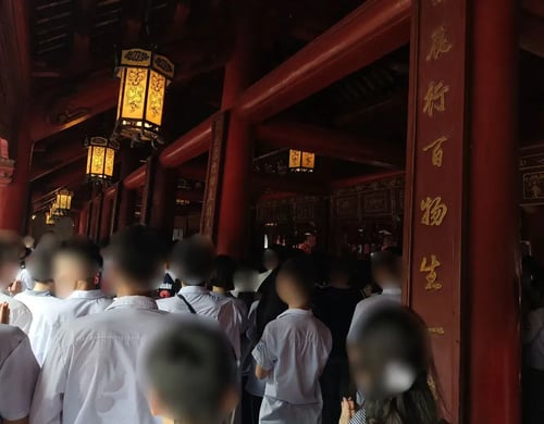 文廟でお祈りする学生