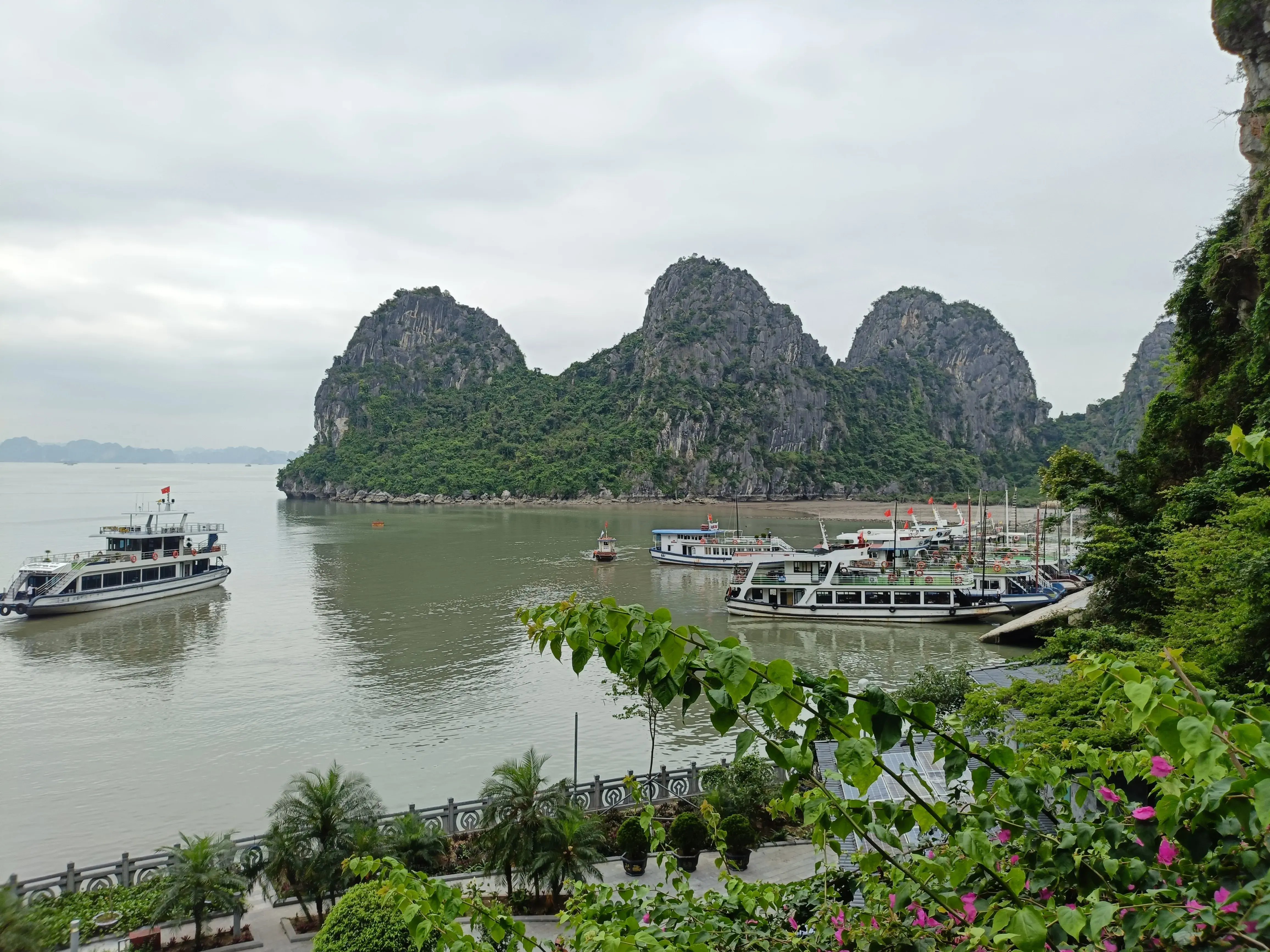 鍾乳洞の出口からの風景
