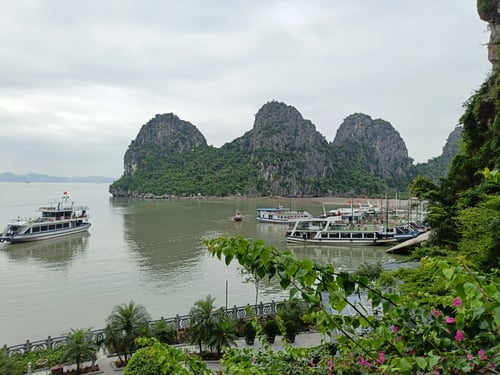 鍾乳洞の出口からの風景