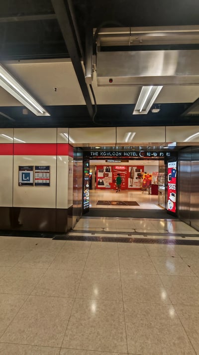 MTR尖沙咀駅L4出口直結の入口(集合場所)
