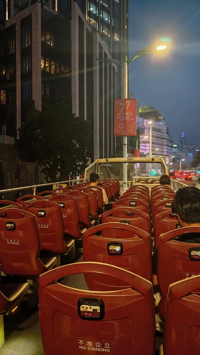 BIG BUSの後部座席