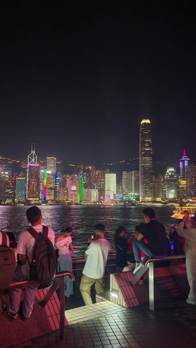 HKG6_アベニュー・オブ・スターズと香港島の夜景_002.webp のコピー