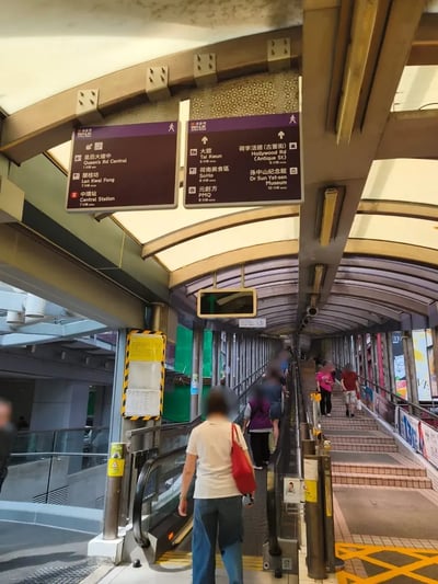 100 Queen's Road Central 2階歩道橋にあるエスカレーターの乗り場