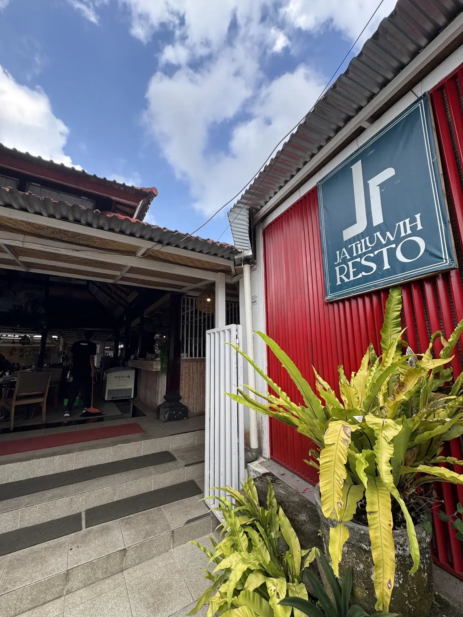 IDN1_RestaurantExterior_004