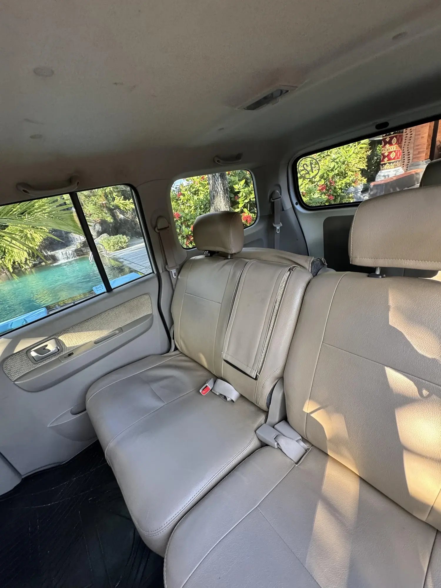 IDN1_car_interior_seat_005