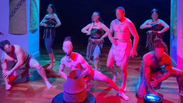 Māori Cultural Performance (マオリ・カルチュラル・パフォーマンス&nbsp;/&nbsp;マオリ文化ショー)&nbsp;。