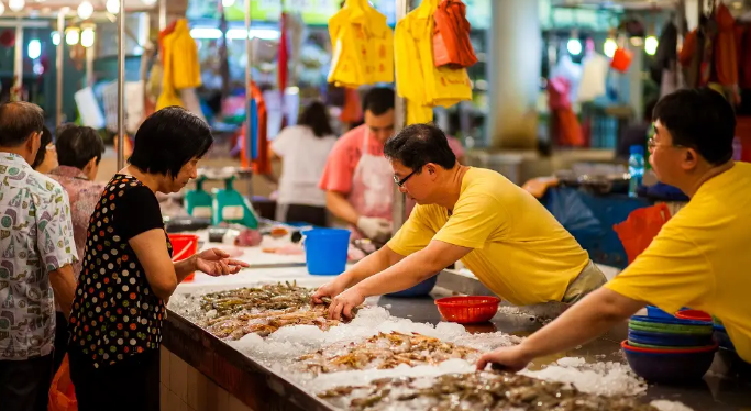 1階はいわゆる“ウェットマーケット”。ウェットと言うけれど、フロアは濡れていません。魚売り場周辺ではちょっと濡れているかもしれませんが…。