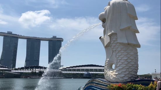 マリーナベイ・サンズとマーライオン