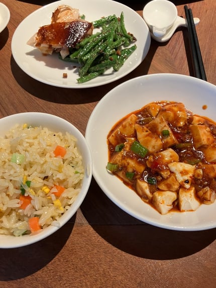ローストチキン、インゲンの炒め、麻婆豆腐、チャーハン