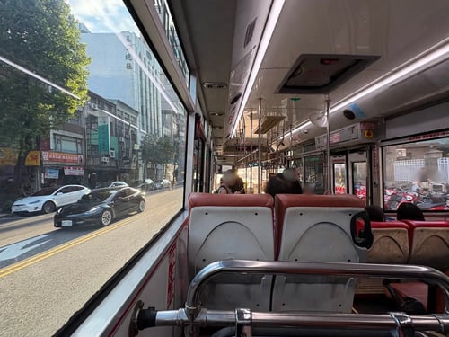 台北の路線バスの車内