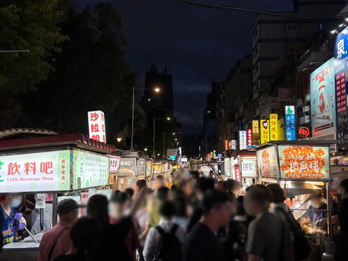 寧夏夜市に並ぶ食べ物の屋台