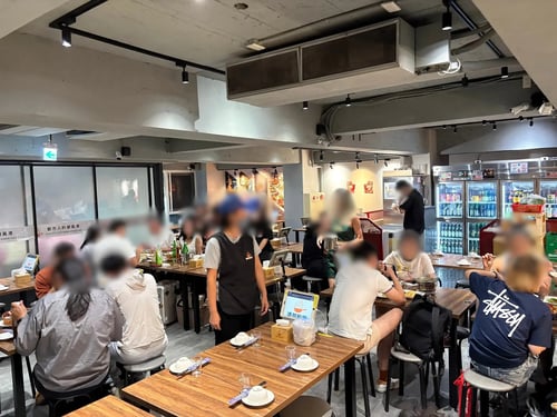 地元客で賑わう熱炒レストランの店内