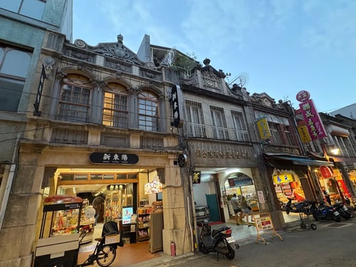夕暮れの迪化街に残る古い建物