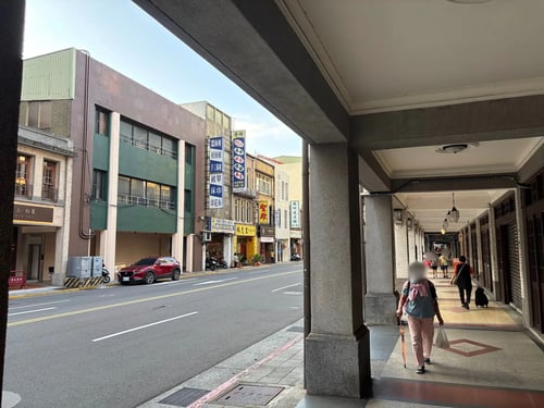 バス停から迪化街へ向かう道