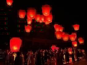 夜空に広がる光の願い 夜の天燈上げと 台湾料理の夕食