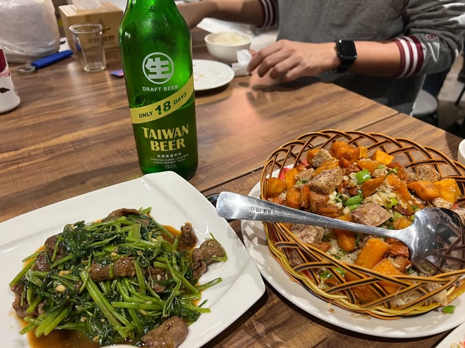 ビールと熱炒料理