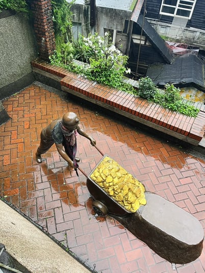 金採掘銅像 九分