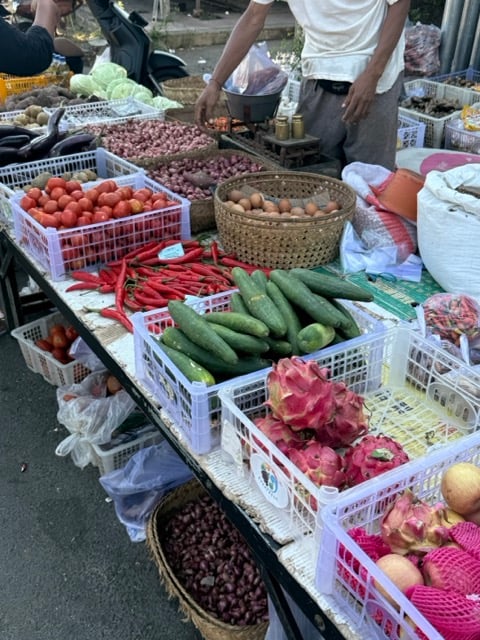 IDN-00-26-0106-001 朝市で売られている果物や野菜、スパイス