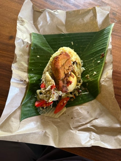 IDN-00-26-0106-004屋台で買ったナシ・ジンゴ