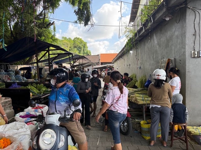 IDN-00-26-0106-005活気あふれる朝市の様子