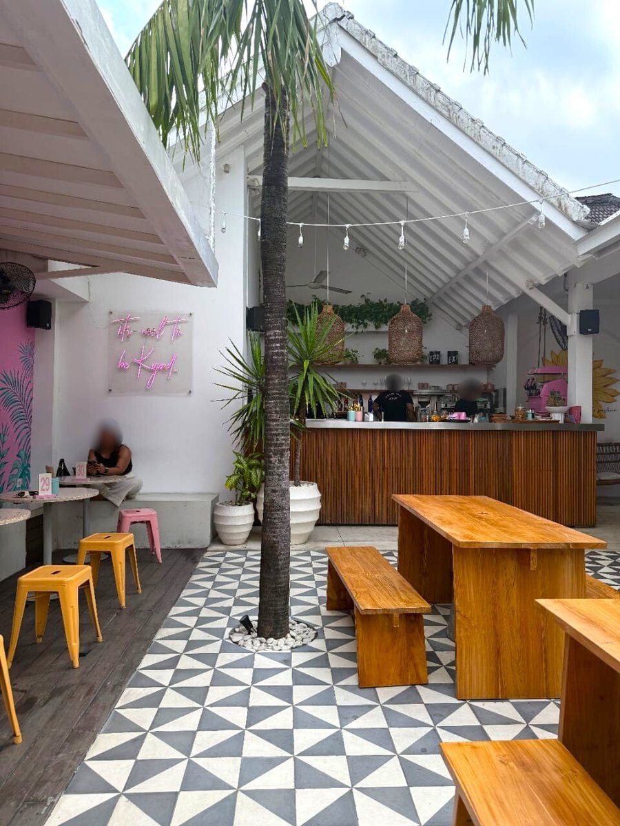 IDN-04-25-1219-007 カフェ全体