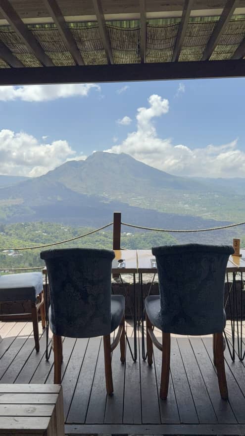 IDN-04-26-0106-003 景色と椅子