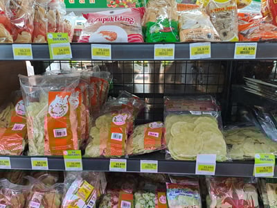 インドネシアの揚げせんべい 揚げる前のウンピン