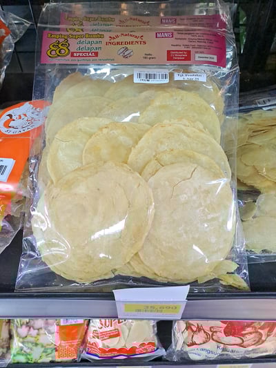インドネシアの揚げせんべい 揚げる前のウンピン2
