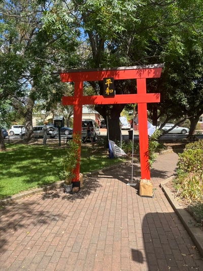 会場入り口の赤鳥居オブジェ