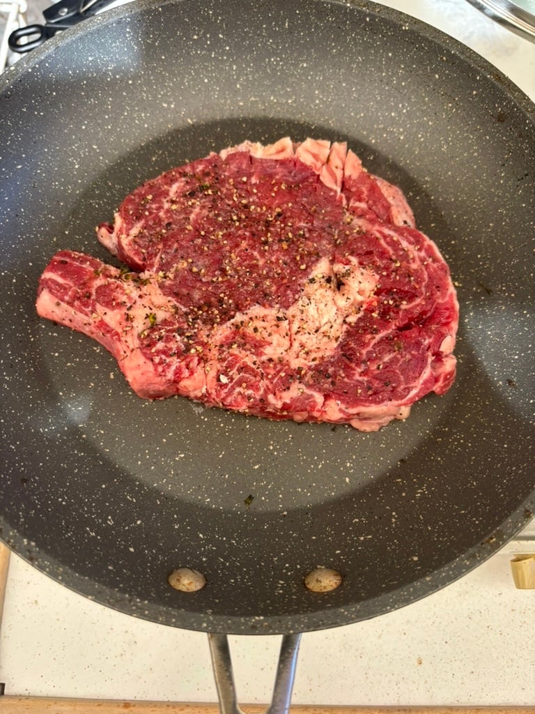 AUS-03-25-1014-008-バーベキューで焼く前のリブアイステーキ