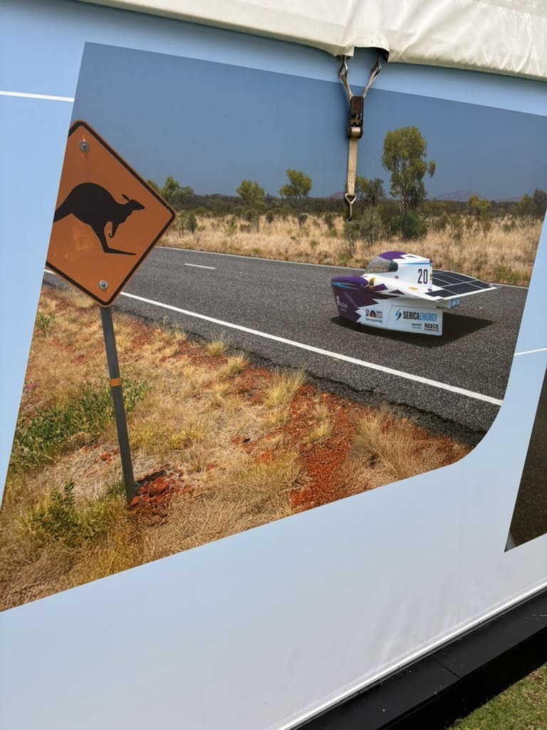 レース風景の看板