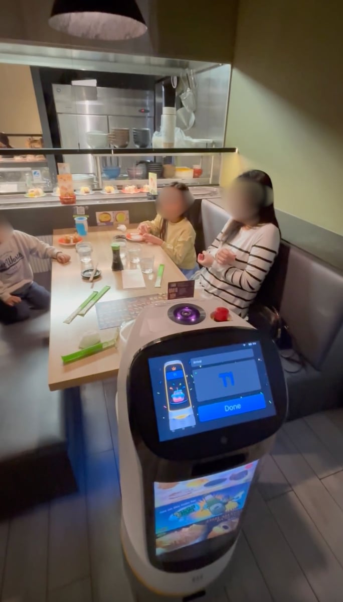 猫型配膳ロボット