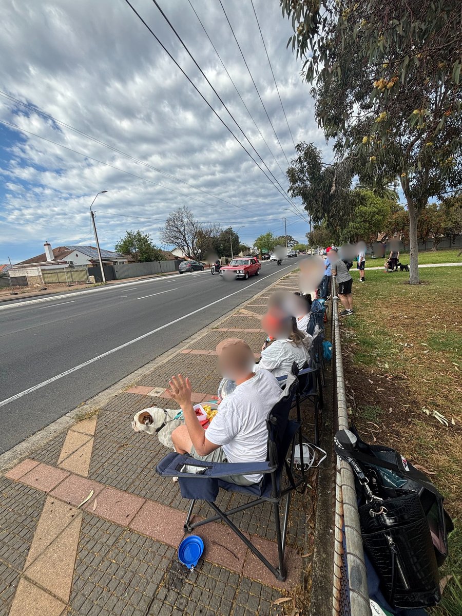 AUS-03-25-1203-001-沿道の観客