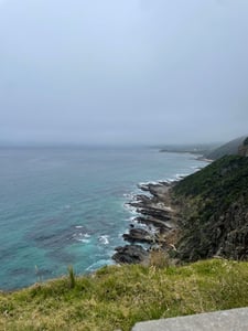 AUS-05-25-0513-002 -道路沿いからの海-