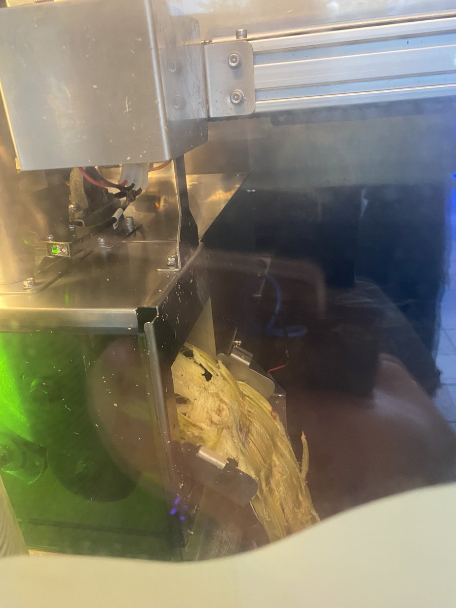 サトウキビ絞られる様子-1