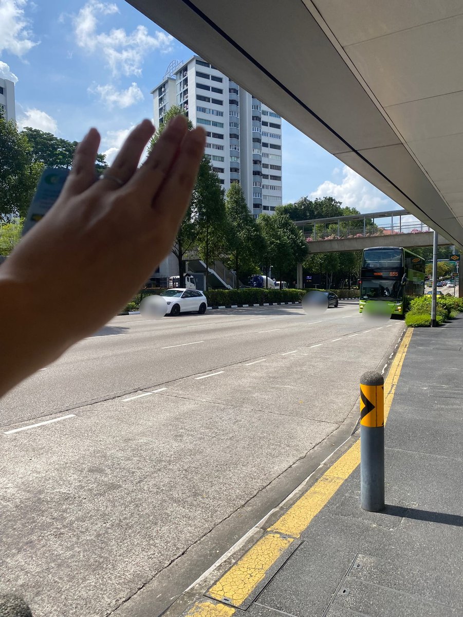 SGP-03-25-1225-001- 手を挙げて合図