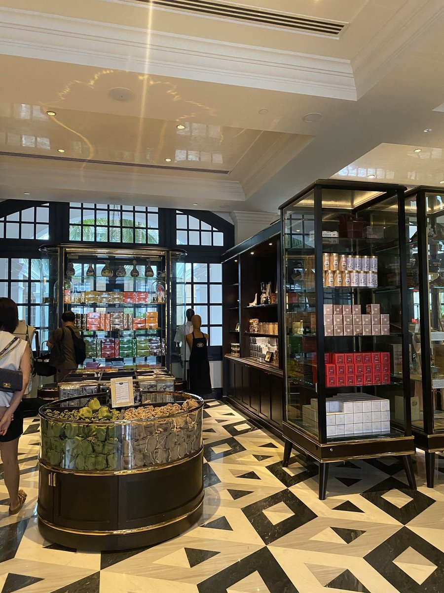 SGP-03-26-0124-001‐ブティック内