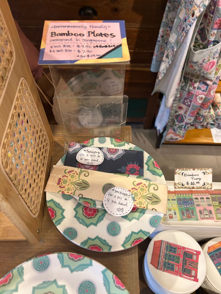 花柄でパステルカラーのお皿