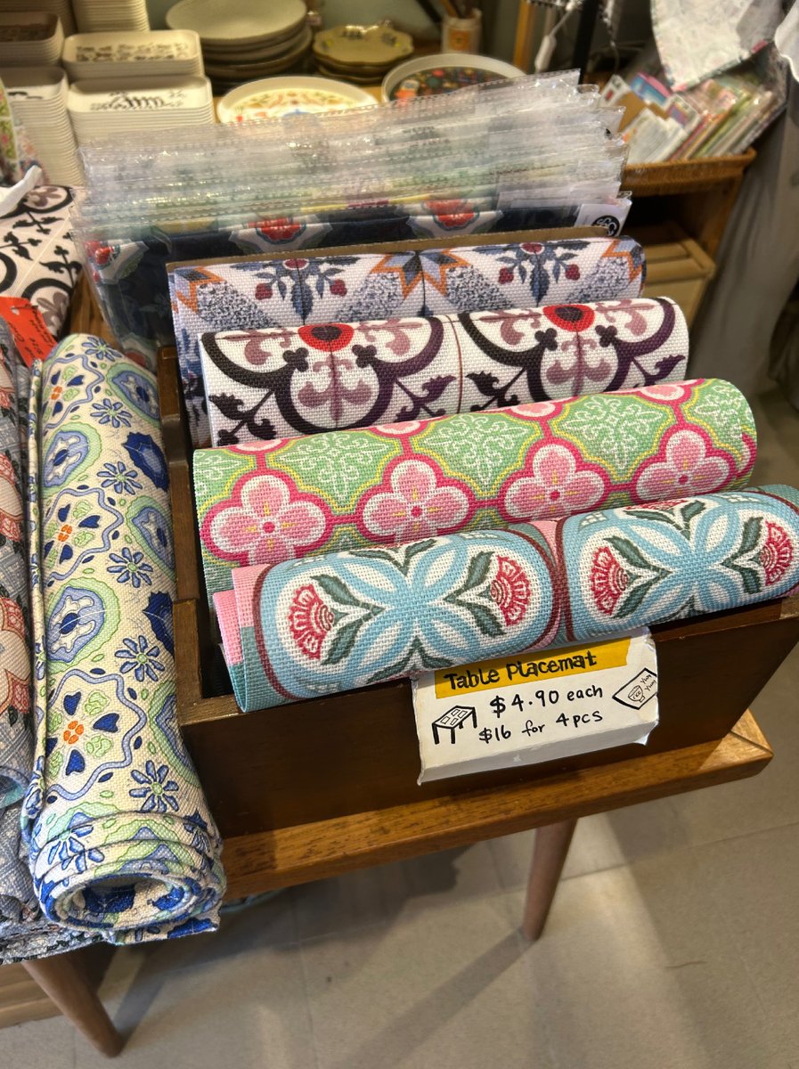 折り畳まれたカラフルなランチョマット