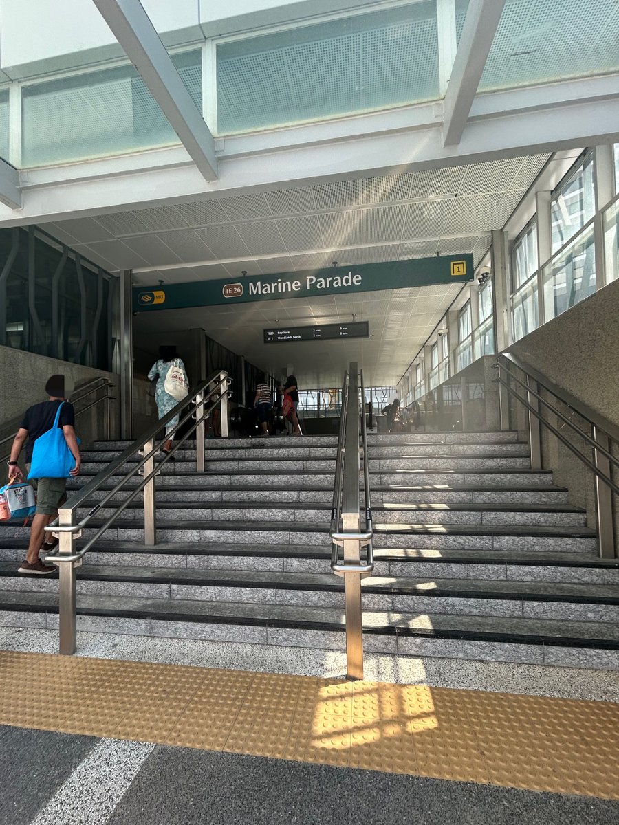 マリンパレード駅の出口