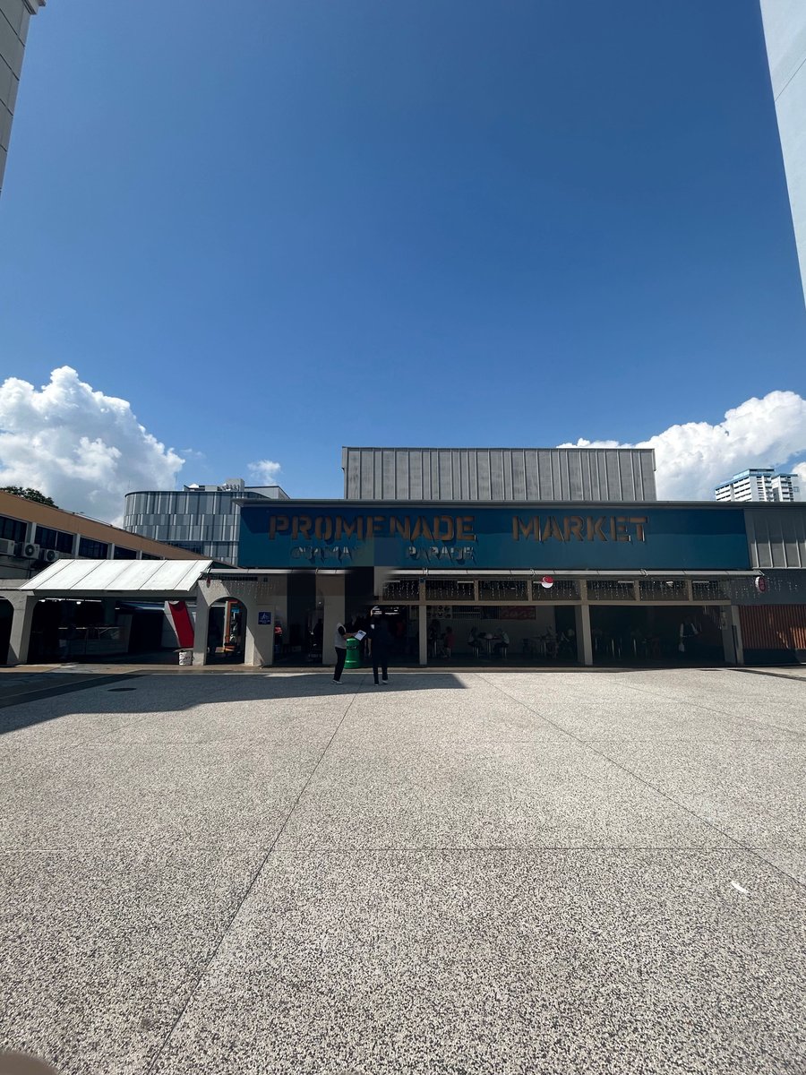 PROMENADE  MARKETと書かれたホーカー入口