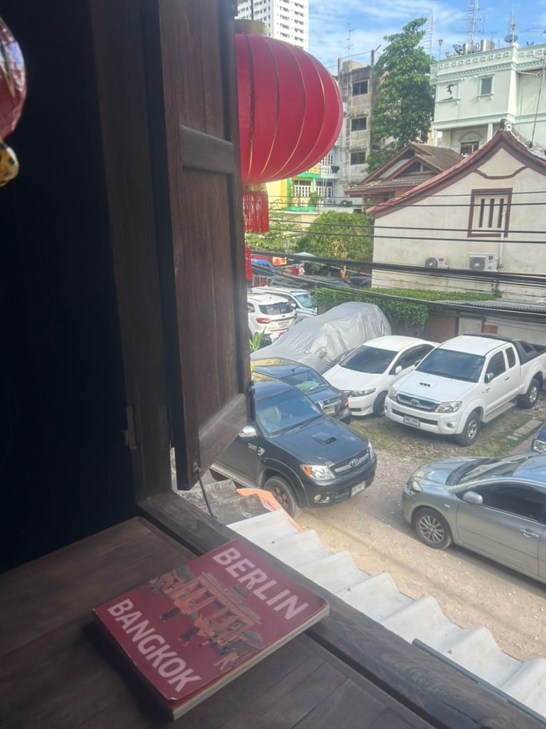 THA-05-25-1220-005窓からの景色