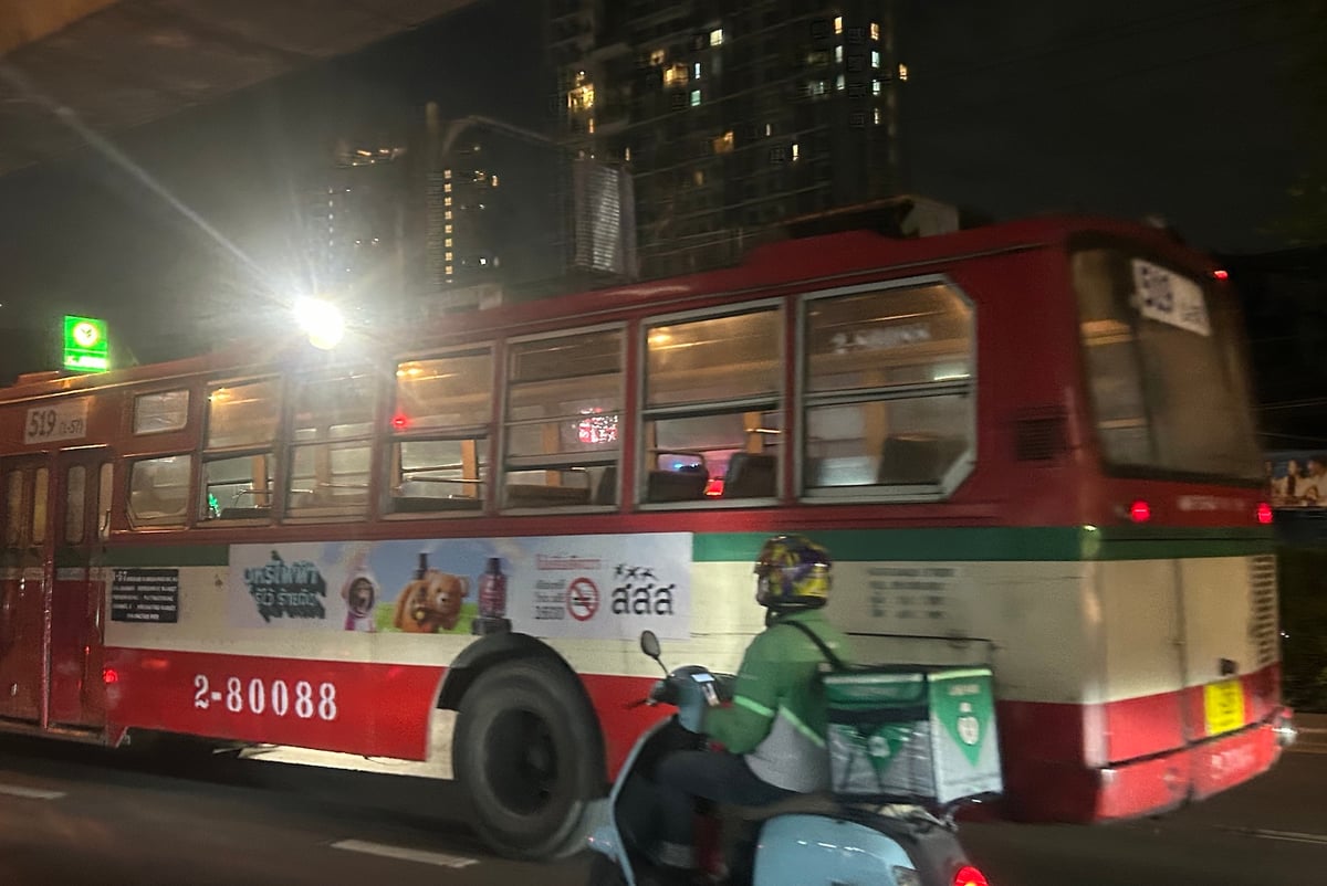 THA-05-26-0108-000赤バス1