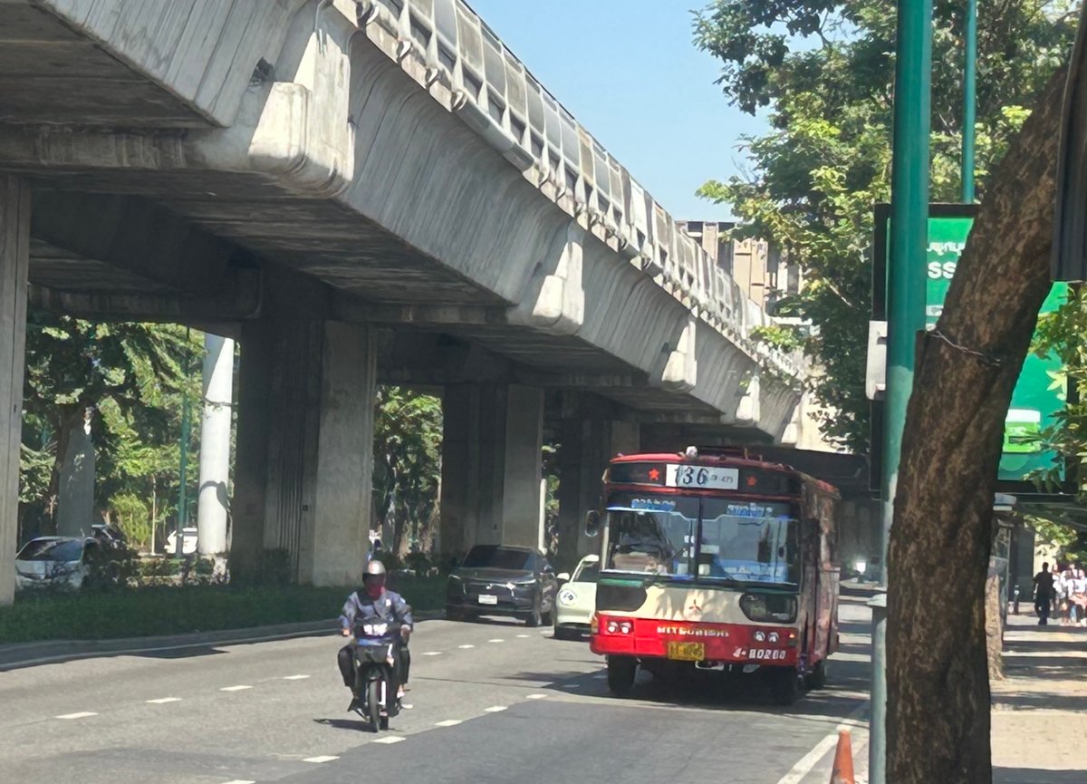 THA-05-26-0108-001赤バス2