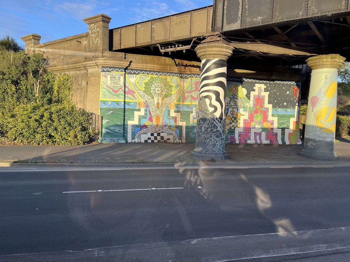 NZL-06-26-0113-002ウォールアートバスの車窓から